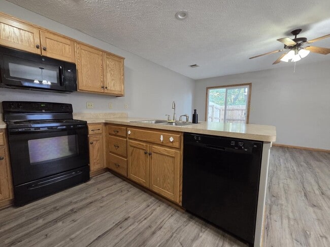 Building Photo - Spacious Town House for Rent