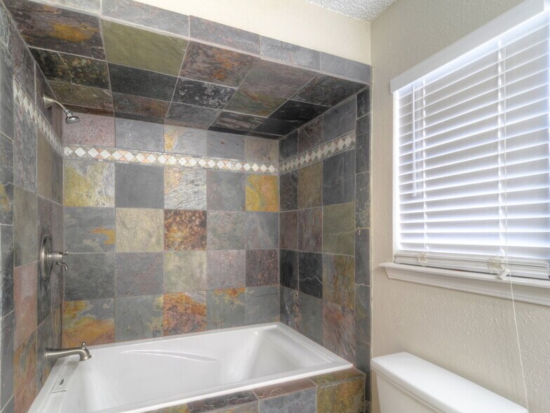 Building Photo - 1723 Ashwood Cir