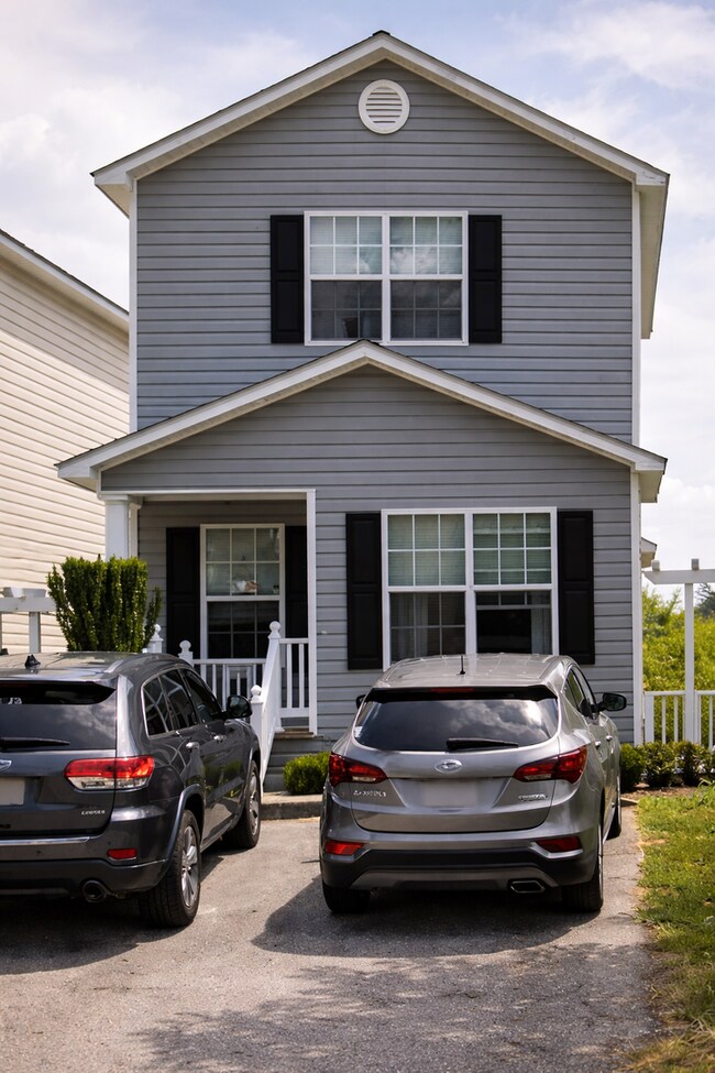 Building Photo - 3 BR 3.5 bath Garden home in walking distance to Troy University