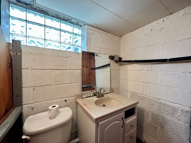 Building Photo - Charming 3 Bedroom/1.5 Bathroom Townhome with In-Unit Laundry in Towson, MD!