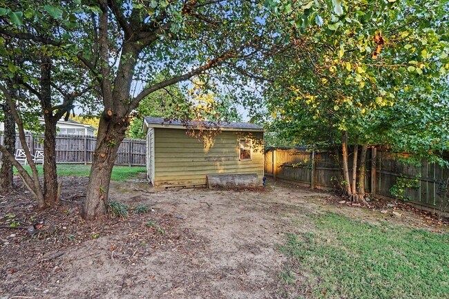 Building Photo - 3030 Green Meadow Ln