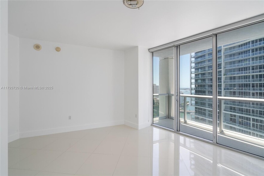 Building Photo - 475 Brickell Ave