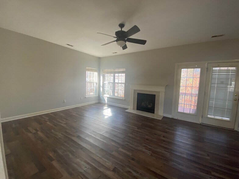 Building Photo - Room in Single Family Home on Hampton Pl Dr