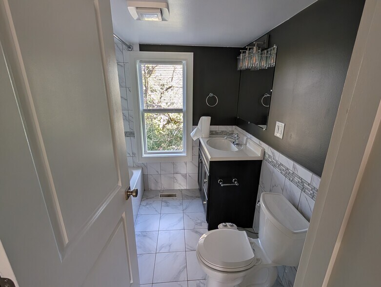 Full bathroom - 307 Fairview Ave
