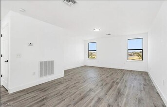 Building Photo - 306 Shadow Lakes Dr