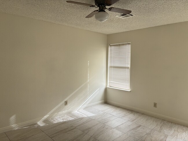 Building Photo - 6437 Chippindale Ln