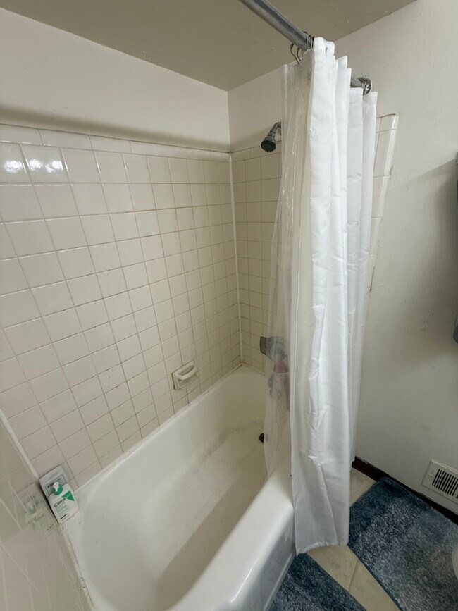 Building Photo - 805 Hicks Dr