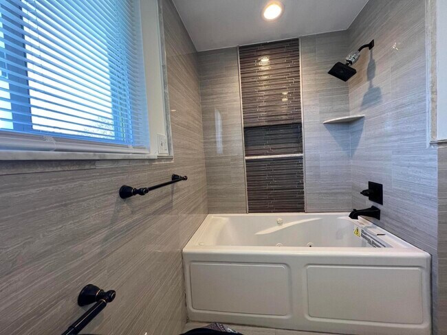 Building Photo - 4033 Ramblewood Dr