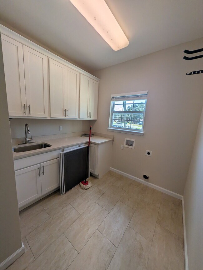 Building Photo - "Charming 4-Bedroom Gem in Niceville with Granite Elegance – 2046 Sq Ft of Comfort!"