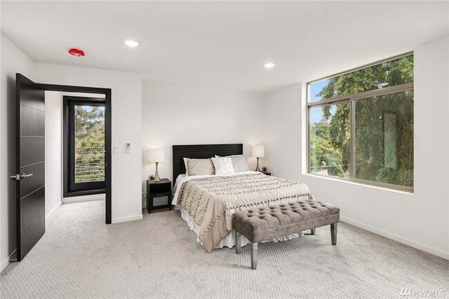 Building Photo - 3041 20th Ave W