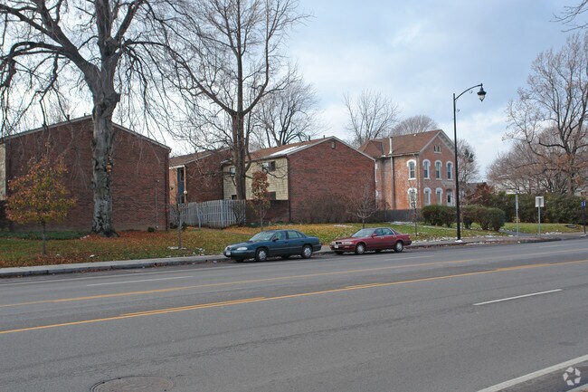 Building Photo - 1-96 Twin Beeches