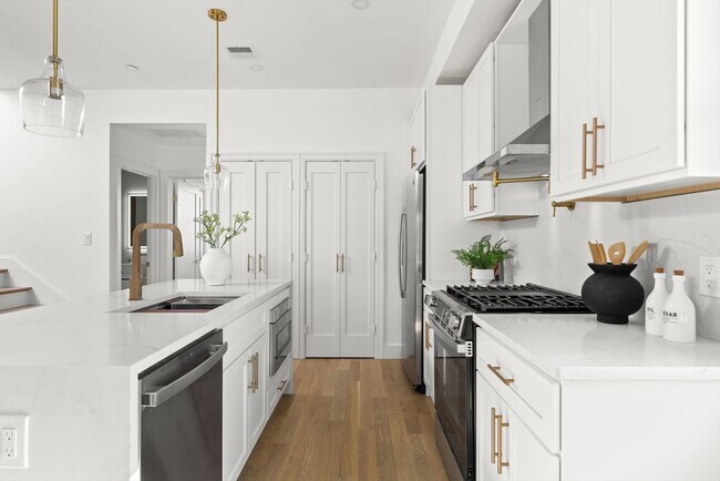 Building Photo - 100 Bennington St