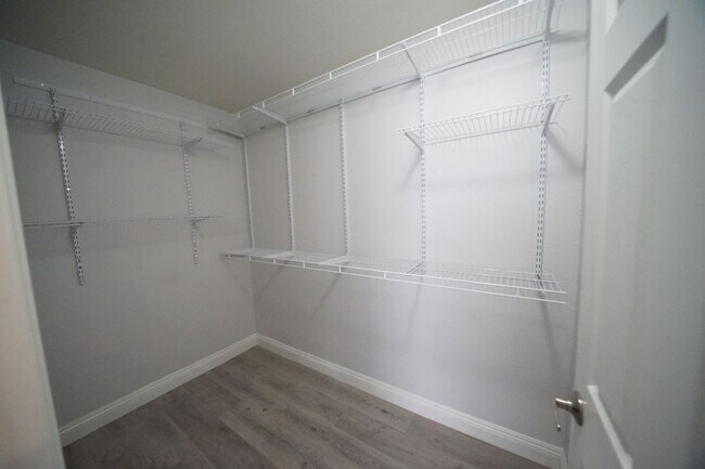 Building Photo - SHOWINGS AVAILABLE NOW