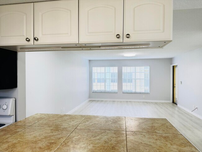 Building Photo - 6323 La Costa Dr