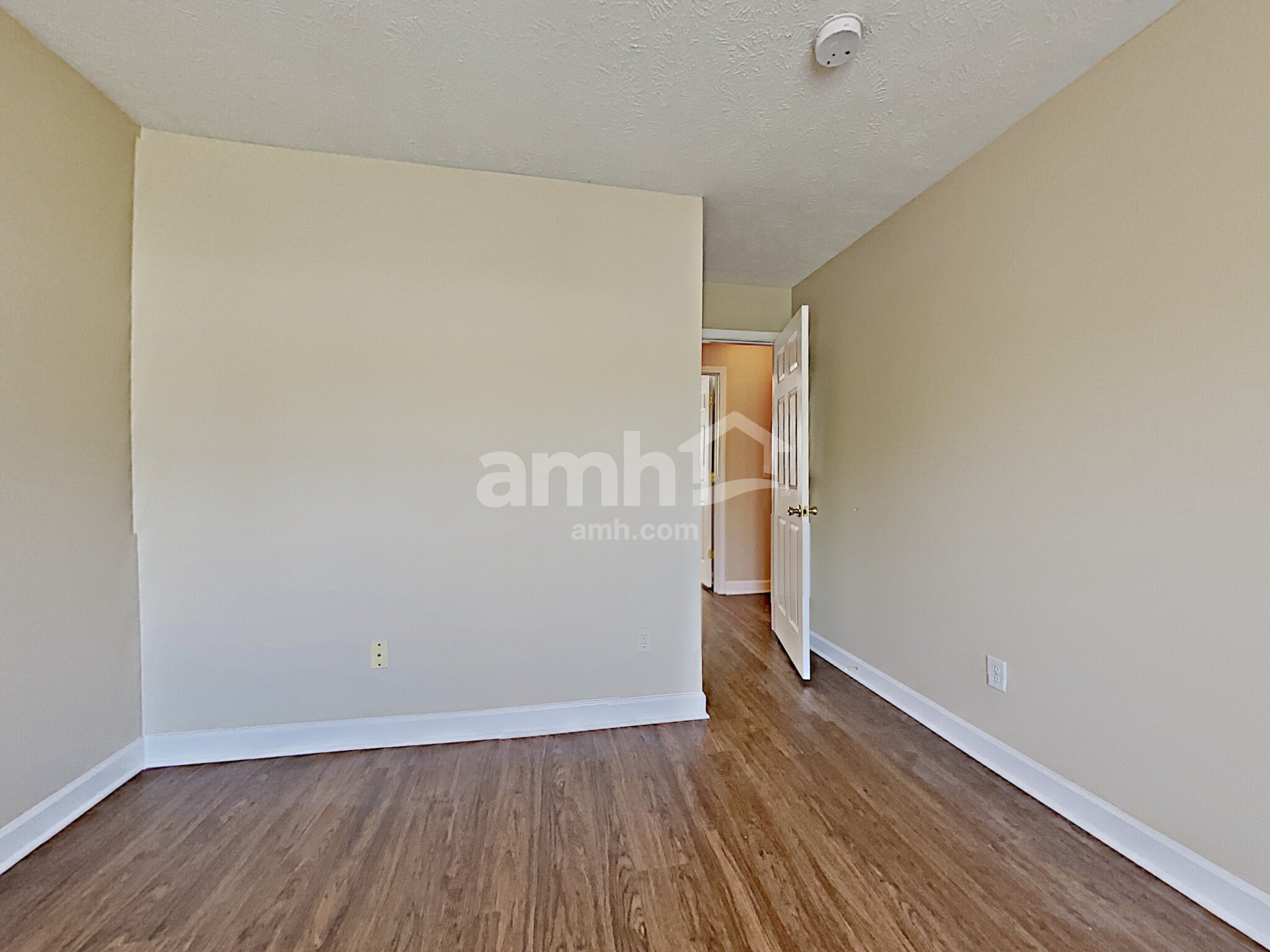 Building Photo - 8026 Meadowview Ln