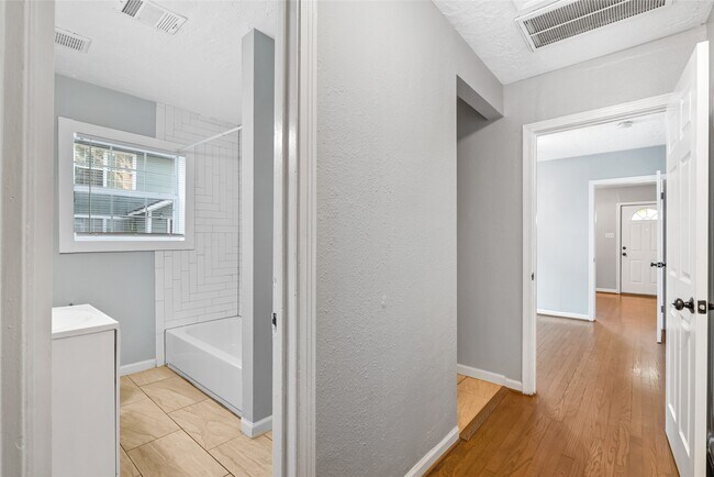 Building Photo - 3117 Isabella St