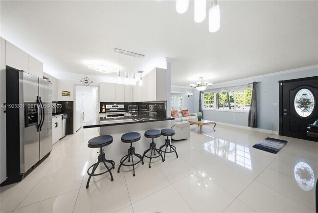 Building Photo - 300 NE 175th St