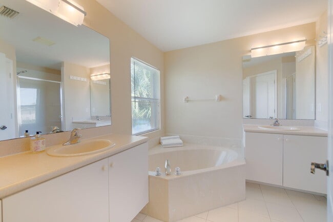 Building Photo - 213 River Bluff Ln