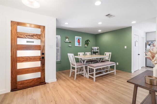 Building Photo - 2205 Trede Dr