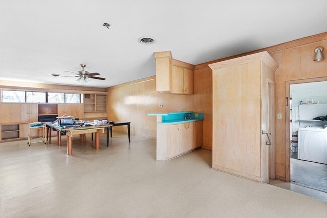 Building Photo - 803 Peach St