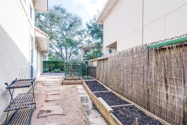 Building Photo - 403 Harborside Way