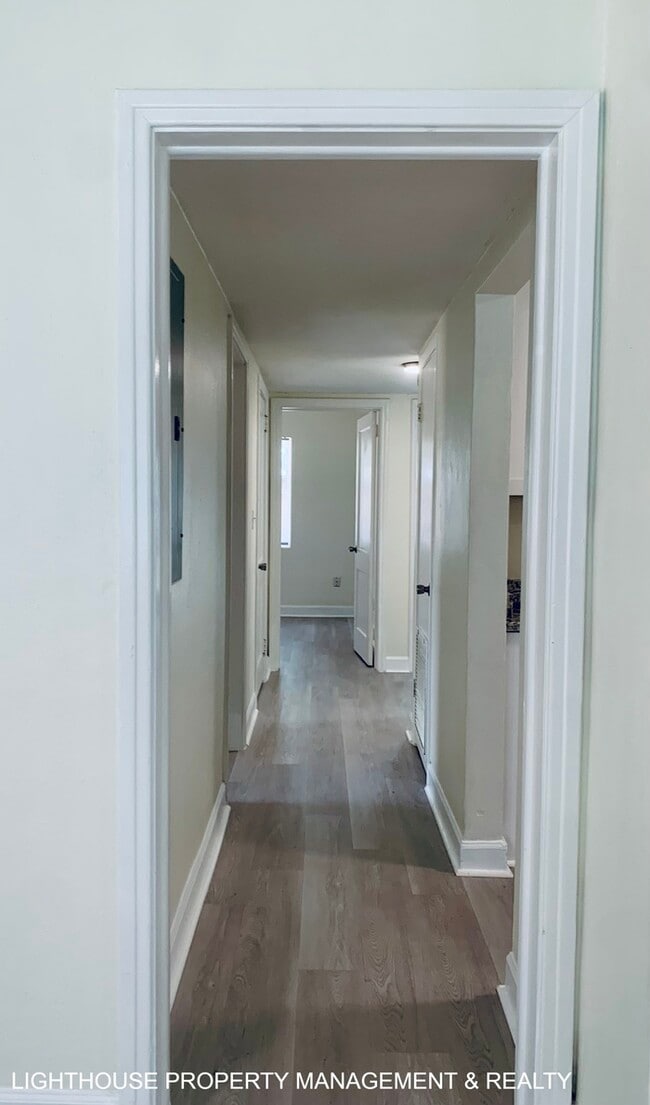 Building Photo - Cozy 3 Bed/1.5 Bath Home with Detached Gar...