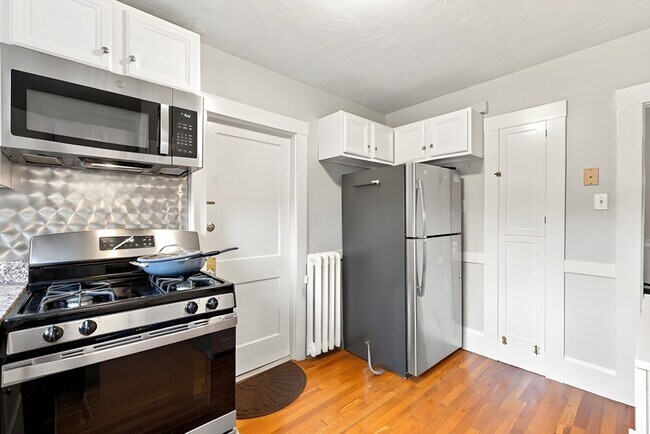 Building Photo - 99 Thorndike St