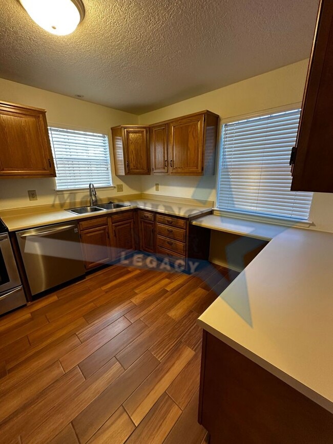 Building Photo - Large 2 bedroom with sunroom in immaculate condition.  Telshor neighborhood with garage!