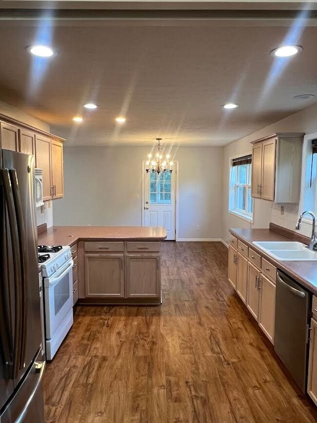 Building Photo - Spacious 3 bedroom/3 bath home