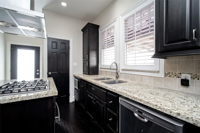 Building Photo - 312 W 20th St