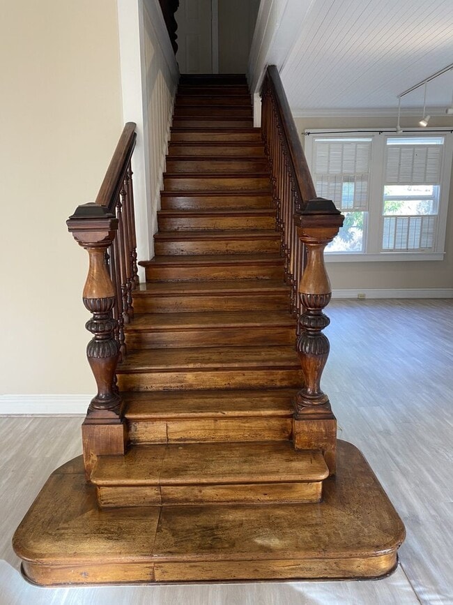 Building Photo - w2152k