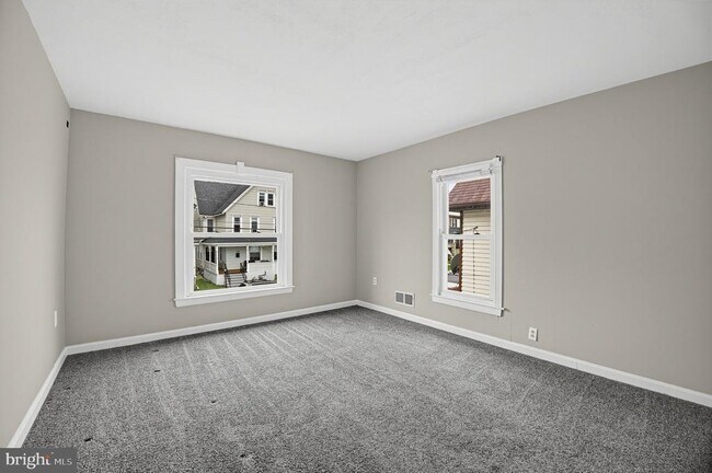 Building Photo - 1124 W Locust St