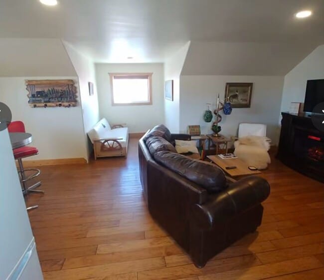 Building Photo - Fully Furnished Western Apartment Near Col...