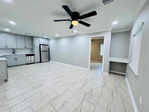 Building Photo - 10702 Deval Dr