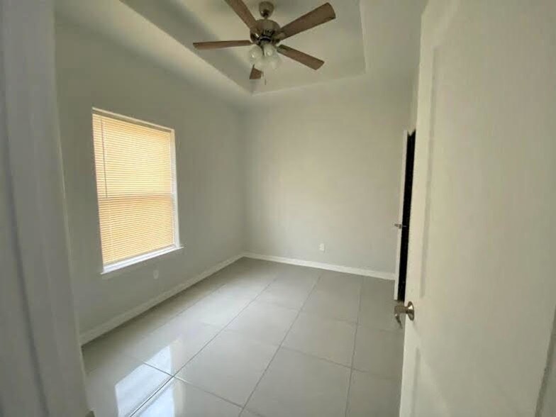 Building Photo - 1914 Bahamas Dr