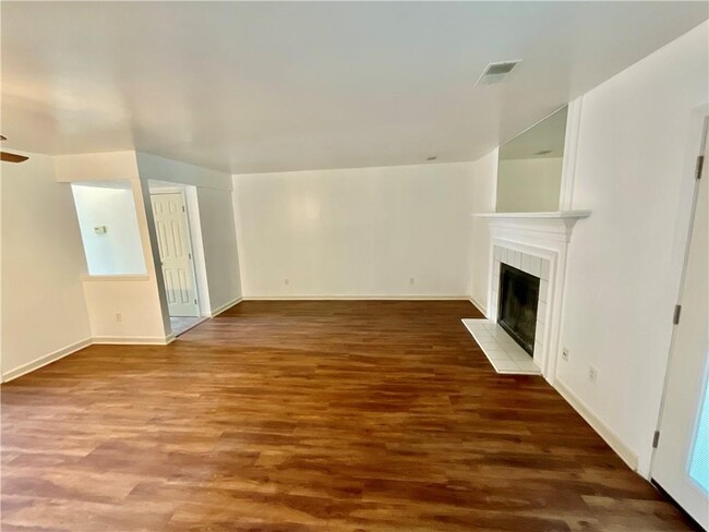 Building Photo - 5073 Village Green Way