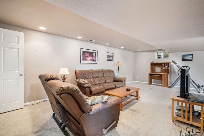 Building Photo - 12773 N Tenderfoot Trail