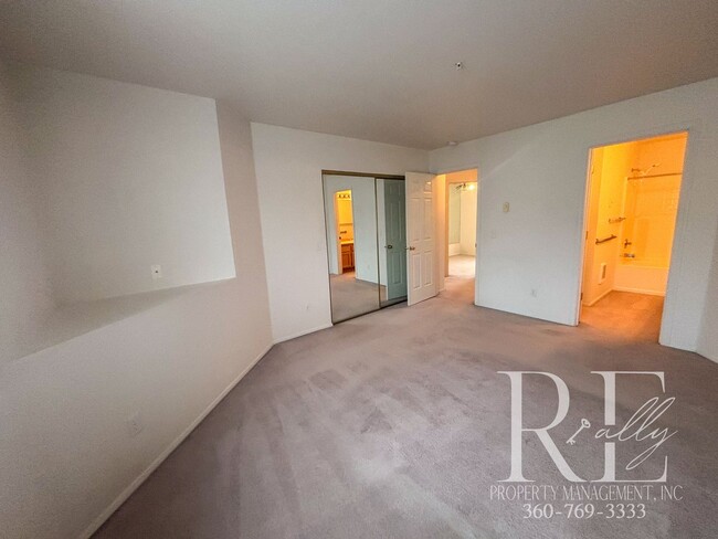 Building Photo - Spacious 3-Bed Condo with Vaulted Ceilings...