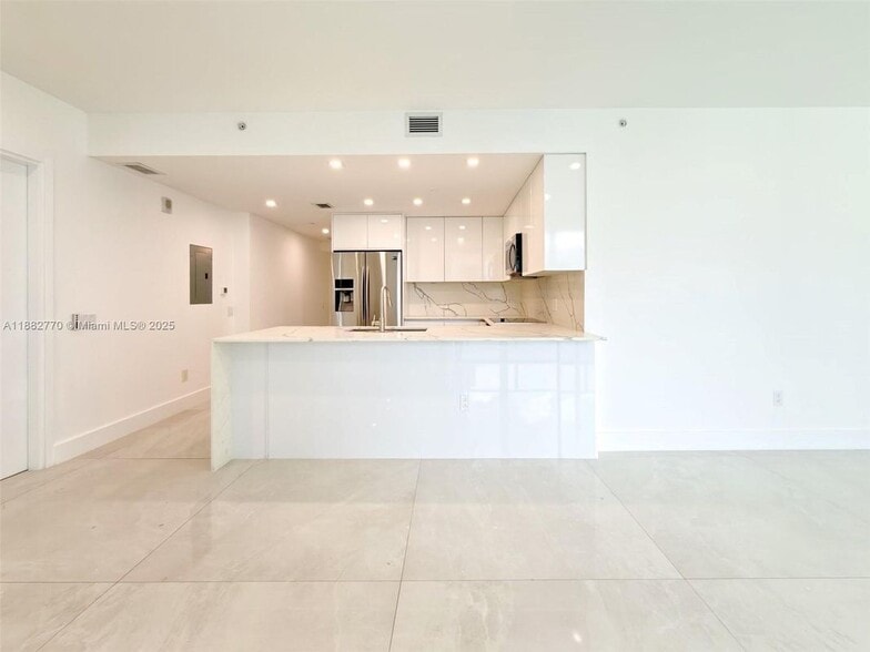 Building Photo - 1300 Brickell Bay Dr