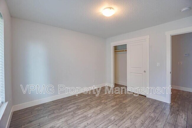 Building Photo - 10703 NE 70th St