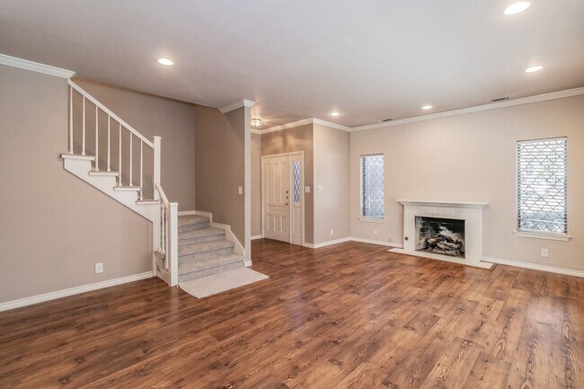Building Photo - Beautiful townhome in a prime location nea...