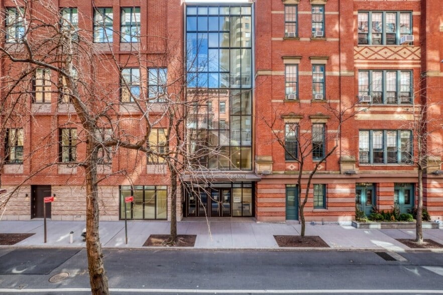 Building Photo - 273 W 10th St