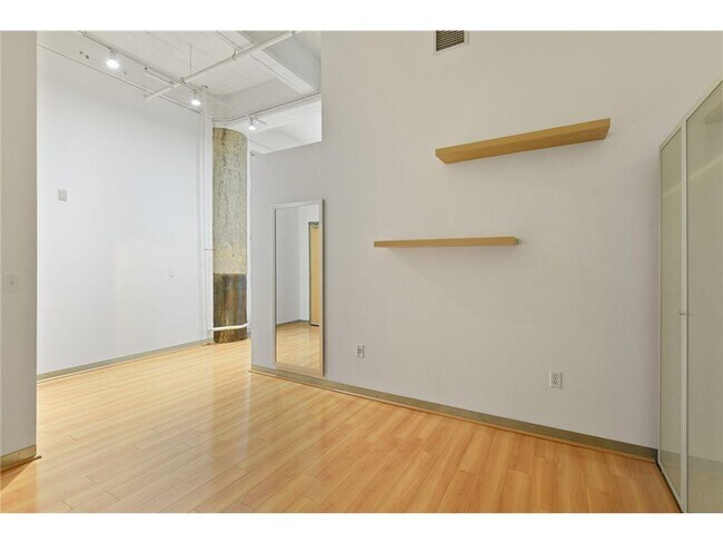 Building Photo - 700 N Washington Ave
