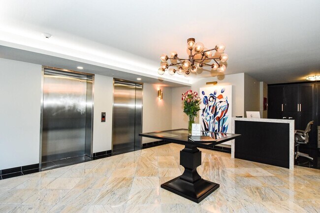 Building Photo - 1005 S Shepherd Dr