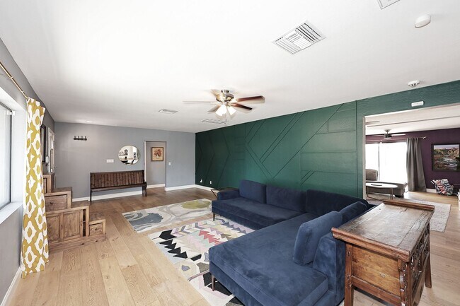 Building Photo - Fully Furnished Remodeled 4 Bedroom / 4 Bathroom Home with spacious back yard & pool in Central P...