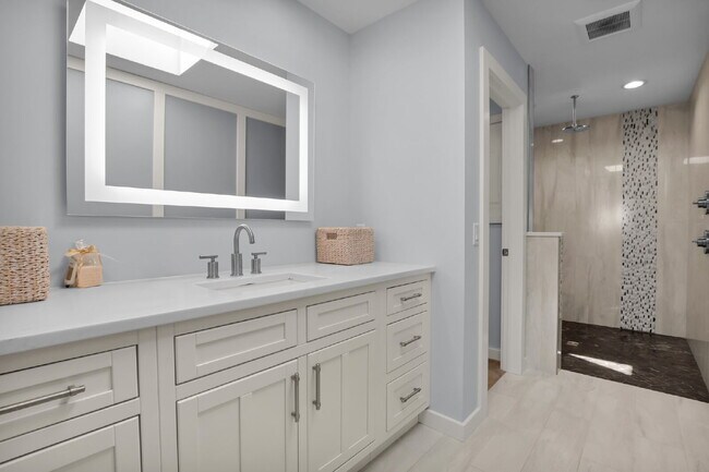 Building Photo - "Coastal Comfort Awaits: Spacious 3-Bed, 3-Bath Furnished Retreat in Moss Creek on the Marsh!"