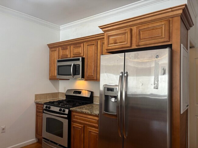 Building Photo - 528 52nd St