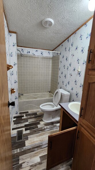 Building Photo - 433 N Crotty Ln