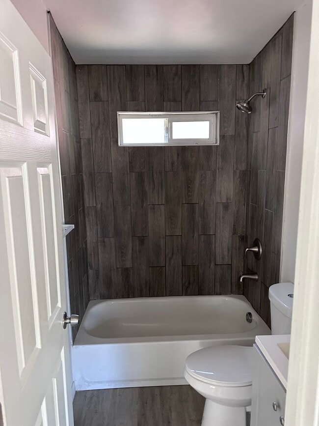 Building Photo - Newly renovated 2 bedroom house close to M...