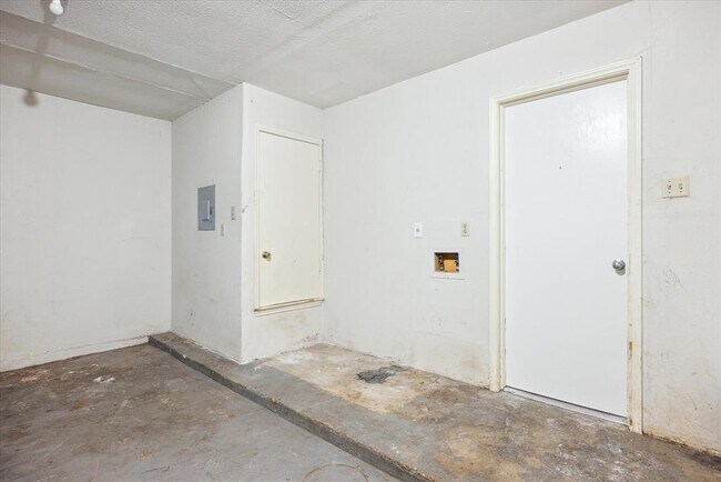 Building Photo - 4807 Brook Crest Rd